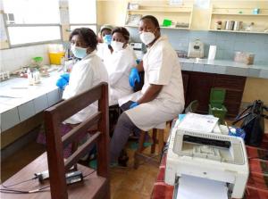 Des agents de laboratoire provincial de santé publique de Kisangani, les premiers à avoir analysé les échantillons de LCR en provenance de la zone de santé affectée par l'épidémie de méningite de Banalia, Province de la Tshopo, Nord-est de la RDC. 