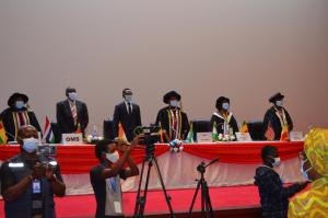 Une vue d’ensemble des officiels avec au milieu, le Ministre de la Santé en costume sombre et une cravate noire entourée de ses hôtes