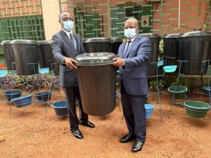 Le représentant de l'oms remet un dispositif de lavage des mains au ministre de la santé