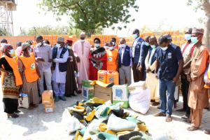 The SC handing over the donated materials to the state government