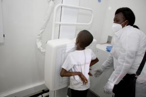 A Kikwit, dans la province du Kwilu, un jeune garçon se fait dépister gratuitement à la tuberculose lors de la campagne de dépistage actif gratuit du Ministère de la Santé Publique, Hygiène et Prévention, grâce aux unités mobiles, alors que le pays figure au 2ème rang parmi les plus touchés en Afrique.
