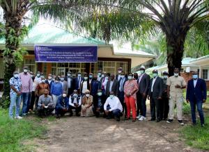 Photo des participants devant la salle de conférence de Mbuela Lodge, à Kisantu lors de l'ouverture de l'atelier IMS en RDC