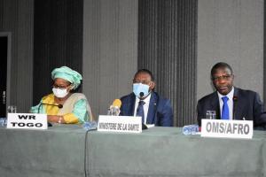 Les officiels à la cérémonie d’ouverture : (de Gauche vers la droite) Dr Diallo Fatoumata, (Rep OMS), Dr Wotobe Kokou (SG Ministère de la santé), Dr Sheick O. Coulibaly, (Services des Laboratoire, OMS/Afro)