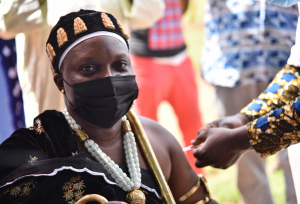 La Reine de Toviklin, Sa Majesté Adjignon Natabou se faisant vacciner contre la COVID-19