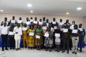 Photo de famille des participants avec leur attestation et els formateurs