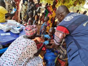 A health worker administers a measles vaccination during the reactive measles vaccination campaign in Yirol West County, Lakes State 
