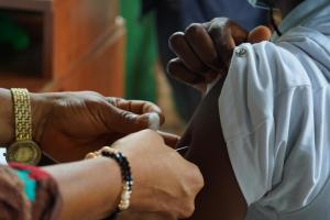 Routinisation de la vaccination contre la COVID-19 à Conakry. Vacciner prioritairement les agents de santé