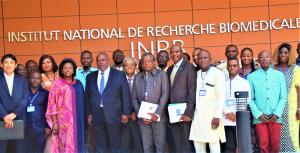 Photo de groupe comprenant le Ministre de la Santé Publique, Hygiène et Prévention avec les parrticipants à la formation ainsi que les différents partenaires devant le bâtiment principal de l'Institut national de recherche biomédicale, (INRB) de Kinshasa