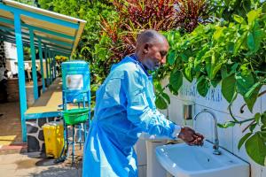 Promouvoir les soins de santé primaires pour tendre vers la couverture sanitaire universelle en œuvrant à la bonne pratique de l’hygiène des mains au sein des communautés.