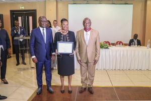 Phot du Dr Yameogo et son éponse, avec le Ministre de la Santé, juste après sa décoration.