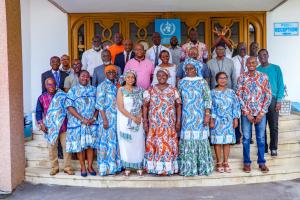 Photo de famille avec les femmes du bureau