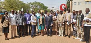 Une photo de famille de lauréats avec le Représentant de l’OMS au Burkina Faso, Dr Seydou Coulibaly, en chemise bleue à manche longueue