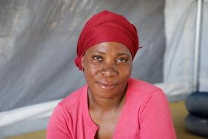 Erica Maila perdeu a casa durante o ciclone Chido e está abrigada provisoriamente em uma das tendas montadas pela OMS. Foto: Tiago Zenero/WHO Mozambique.