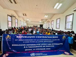 Photo de famille des participants au dialogue antitabac