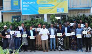 Photo de groupe du personnel de l'OMS en RDC, prise à Kinshasa, autour du Représentant, Dr Boureima Hama Sambo, à l'issue de la première expérience avec le laboratoire d'expérience des utilisateurs du BMS, également connu sous le nom de UX Lab.