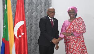 Palais de Dar-Nadjah, le Gouverneur de l'île autonome d'Anjouan Dr Zaidou Youssouf et la Représentante de l'OMS aux Comores Dr Nkurunziza Triphonie