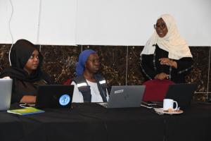 Deux collègues de l'OMS à gauche, avec une collaboratrice de la direction de la santé familiale