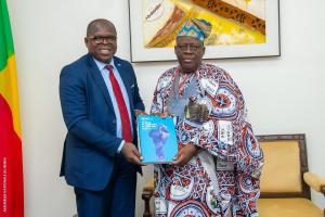 Dr Kouamé Jean Konan, Représentant de l'OMS au Bénin présentant la Stratégie de coopération OMS avec le Bénin 2023–2027 à Son Excellence Louis Gbèhounou Vlavonou, Président de l’Assemblée nationale