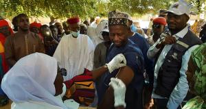 Administration du vaccin à un homme de la localité de Madaoua