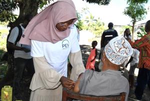 Convaincre, une maison à la fois : Fatima en première ligne de la vaccination aux Comores