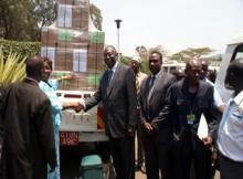04 The Minister receiving the emergency kits