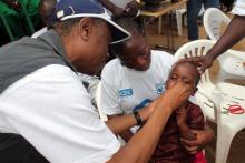 05 Dr. Thomas Sukwa administering the polio vaccine
