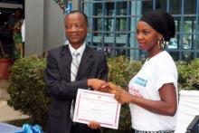 07 WHO Rep. presenting certificate to a donor.