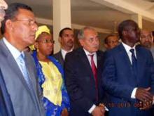 01 Au premier plan le Ministre suivi de la represente de l UNICEF, du representant de l OMS et du Wali de Nouakchott en train de suivre les explications des responsables du PEV