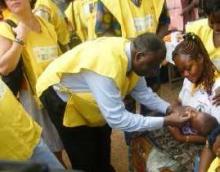 02 Un enfant vacciné par le Ministre de la santé
