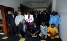 02 Une photo de famille avec le Ministre de la Santé et sa délégation officielle.