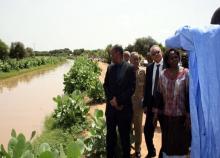 03 La delegation sur un canal principal d irrigation agricole a Bogue ecoutant les explications du Maire en boubou