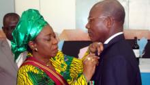 03 Le Dr Akpa R. GBARY recoit l insigne de Commandeur de l Ordre du Merite du Benin.
