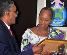 03 Mme le Représentant de l OMS reçoit le prix du RELUTAS des mains du Conseiller du Ministre de la Santé