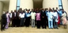 03 une photo de famille des participants avec les autorites sanitaires nationales du benin le jeudi 18 juillet 2013 a cotonou
