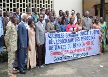 Photo de famille des officiels avec les membres de l’AMRB