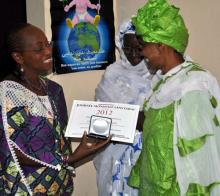 04 Dr F. Touré reçoit le Prix 2012 OMS sans tabac