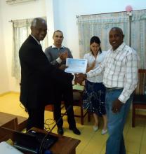 04 Dr Youssouf GAMATIE OMS remet un certificat a un participant au cours de Cotonou, le jeudi 06 juin 2013