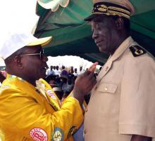 04 Le Président de Polio Plus Mali épingle un pins -End Polio now- au Gouverneur de la Région de Mopti