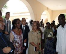 05 La delegation ecoutant les explications du Dr. Ba Kassoum medecin chef de Bogue