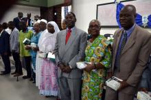 05 Le Representant de l OMS en Cote d Ivoire au milieu des adultes ayant recu les dons du MSLS.