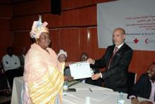 06 Le Dr. Jiddou Directeur de la DSBN remettant un diplome a un participant, Directrice ENSP de Nouakchott