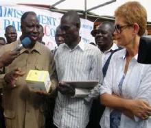 06 Remise de Kit à un ASC par le Ministre de la santé en présence de la Représentante de l’Unicef au Togo