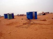 07 Des latrines, leur disponibilite est un facteur important pour le controle du peril fecal et la sante des habitants du camp