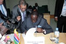10 Le Ministre Gambien signant la declaration