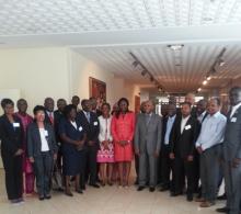 (D à g), les délégués autour du Dr Boureima Sambo (en gris), Mme Bikissa Nembe (rouge) et Dr Imboua (rose) à la fin de la cérémonie protocolaire