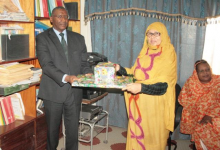 Dr Drave recevant son cadeau souvenir des mains de Mme Hanefi Touria Presidente de l Association du Personnel