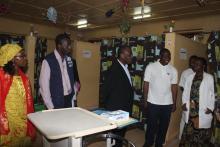 A l’hôpital protestant de Ngaoundéré, une structure confessionnelle bien tenue  avec le Directeur en polo blanc