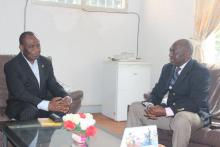 Le Docteur Jean-Baptiste Roungou, Représentant de l’OMS à l’écoute des défis sanitaires de l’Adamaoua exposés par M. Boukar Kildadi Taguieke Gouverneur de cette Région