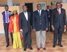 Le Gouverneur de la Région de l’Adamaoua, 2ème à partir de la droite, le Délégué Régional de la Santé Publique de l’Adamaoua Dr Harouna Hamadicko à l’extrême droite, le Représentant de l’OM