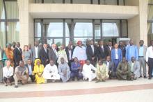 Photo de famille autour des officiels dont Mme la Ministre de la santé Publique et le Représentant de l’OMS au Tchad